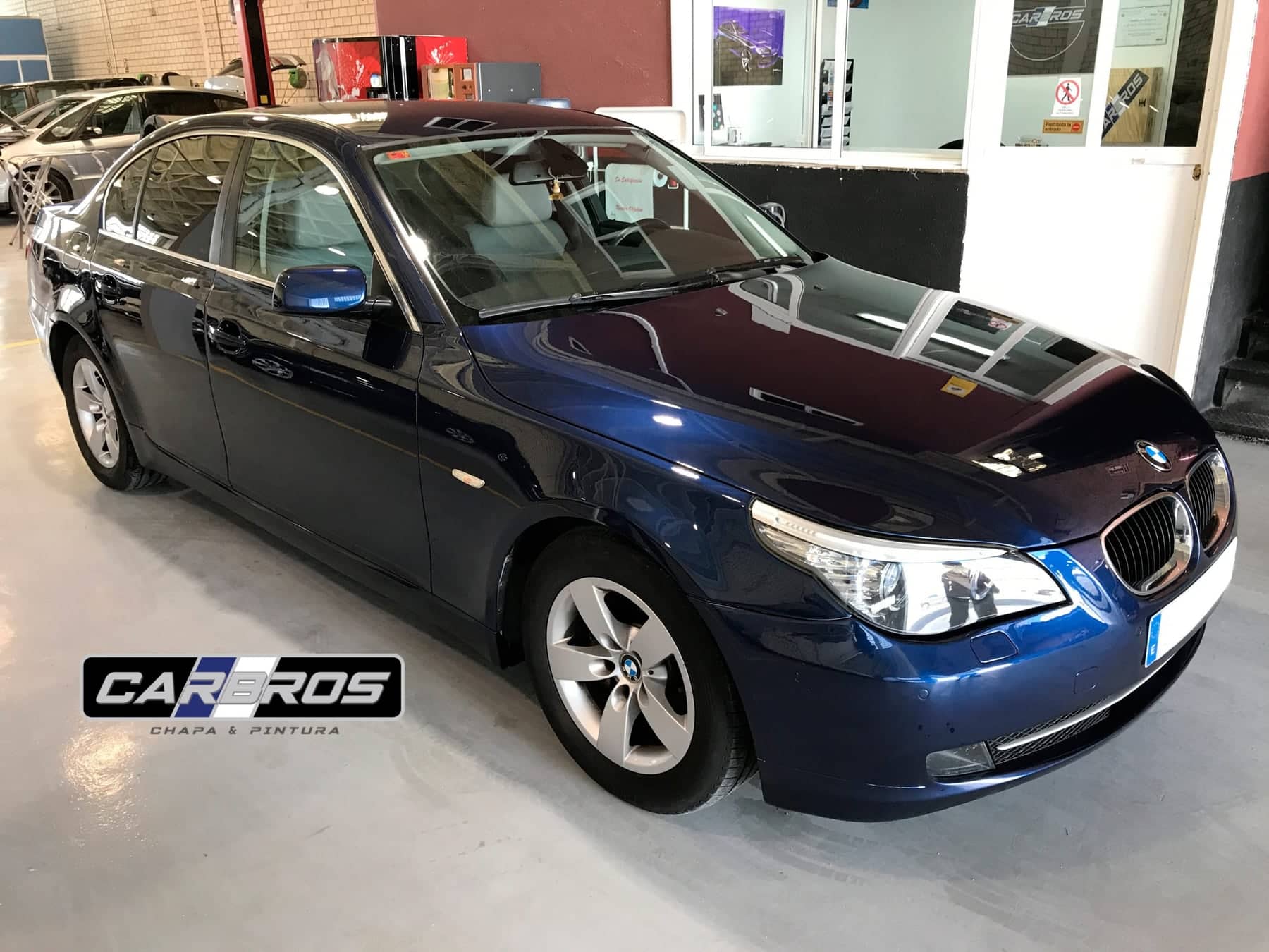 BMW azul reparado en el taller de Car Bros