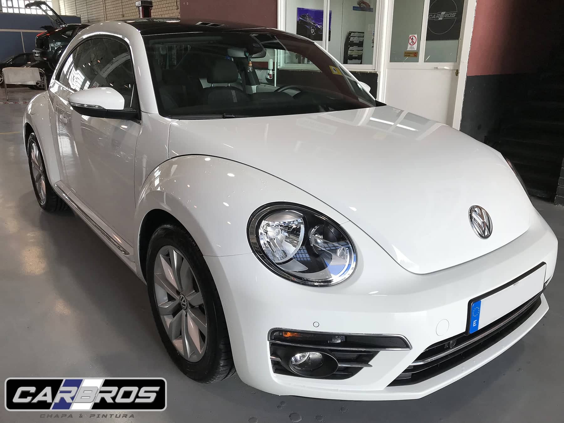 Volkswagen Beetle blanco en el taller