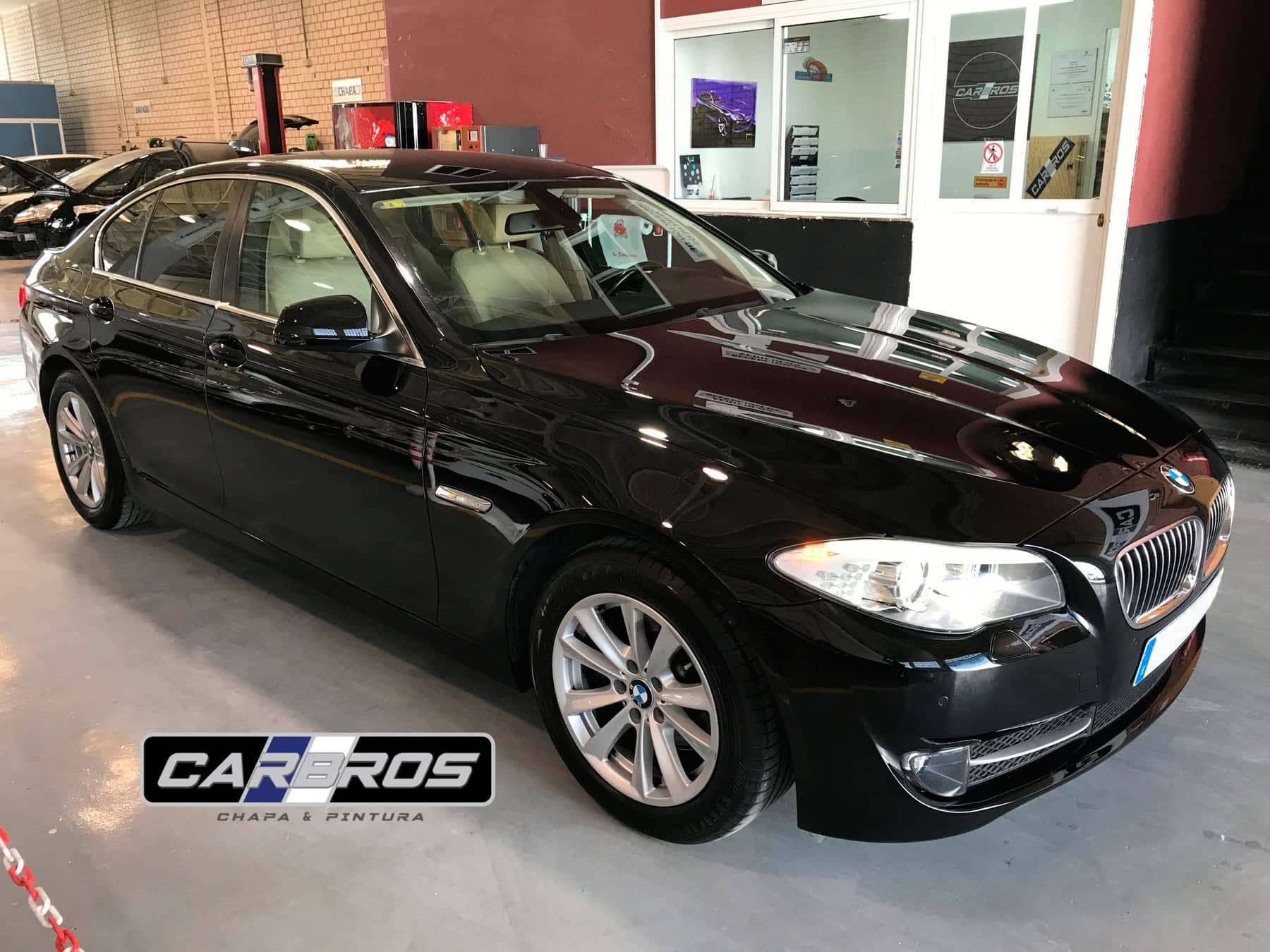 BMW negro reparado en el taller de Car Bros