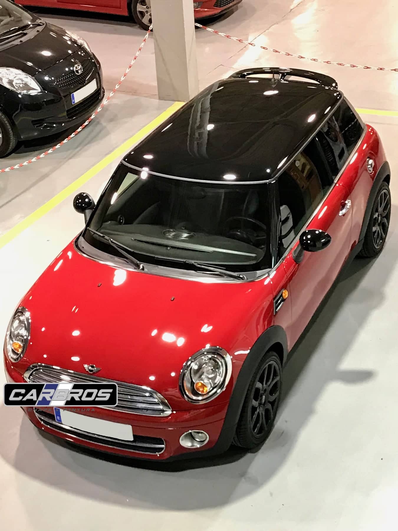 Mini rojo con techo negro visto desde arriba