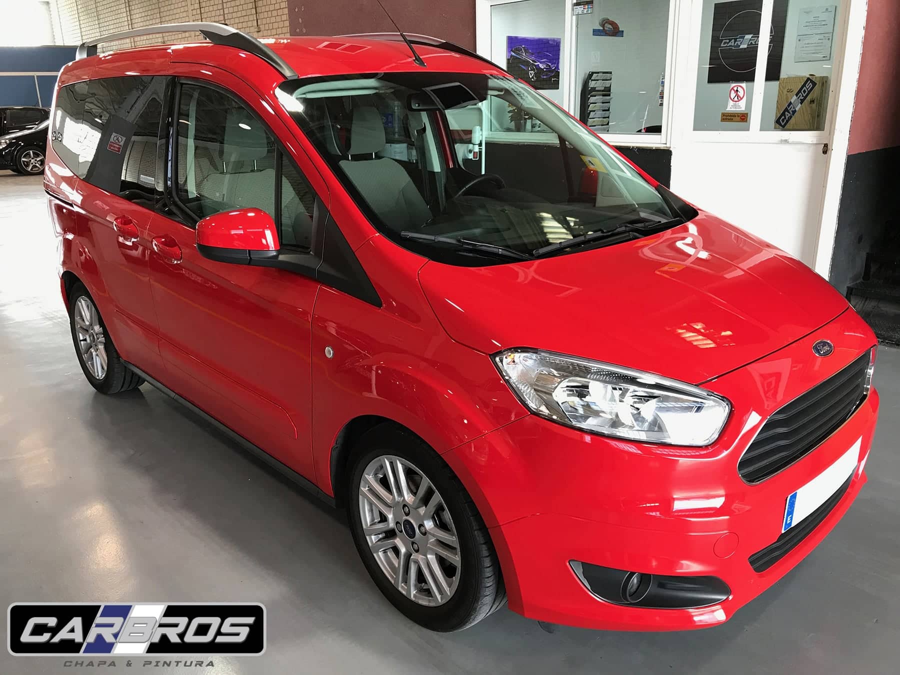 Ford rojo en el taller de Car Bros