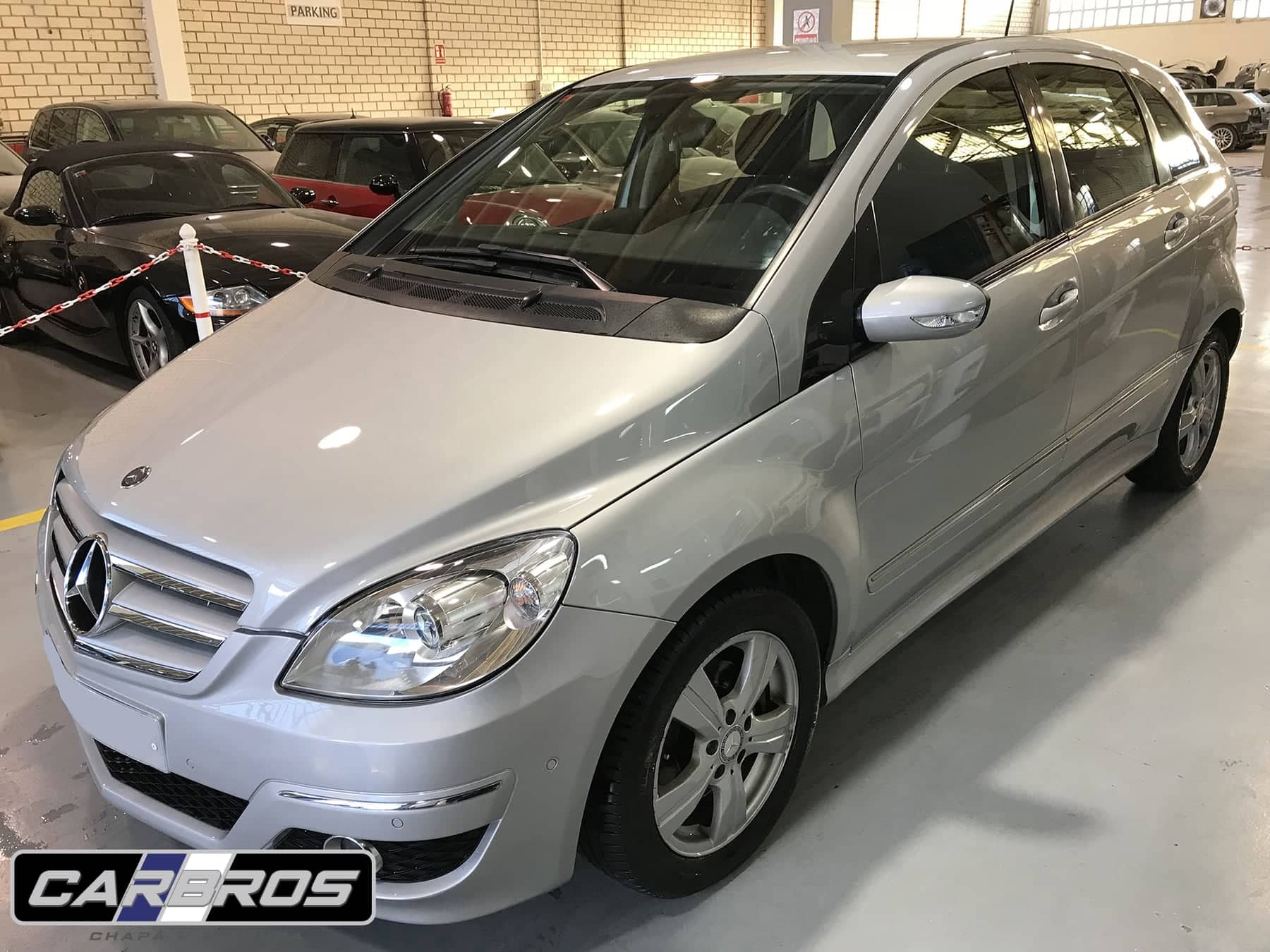 Mercedes plateado en el taller de Car Bros