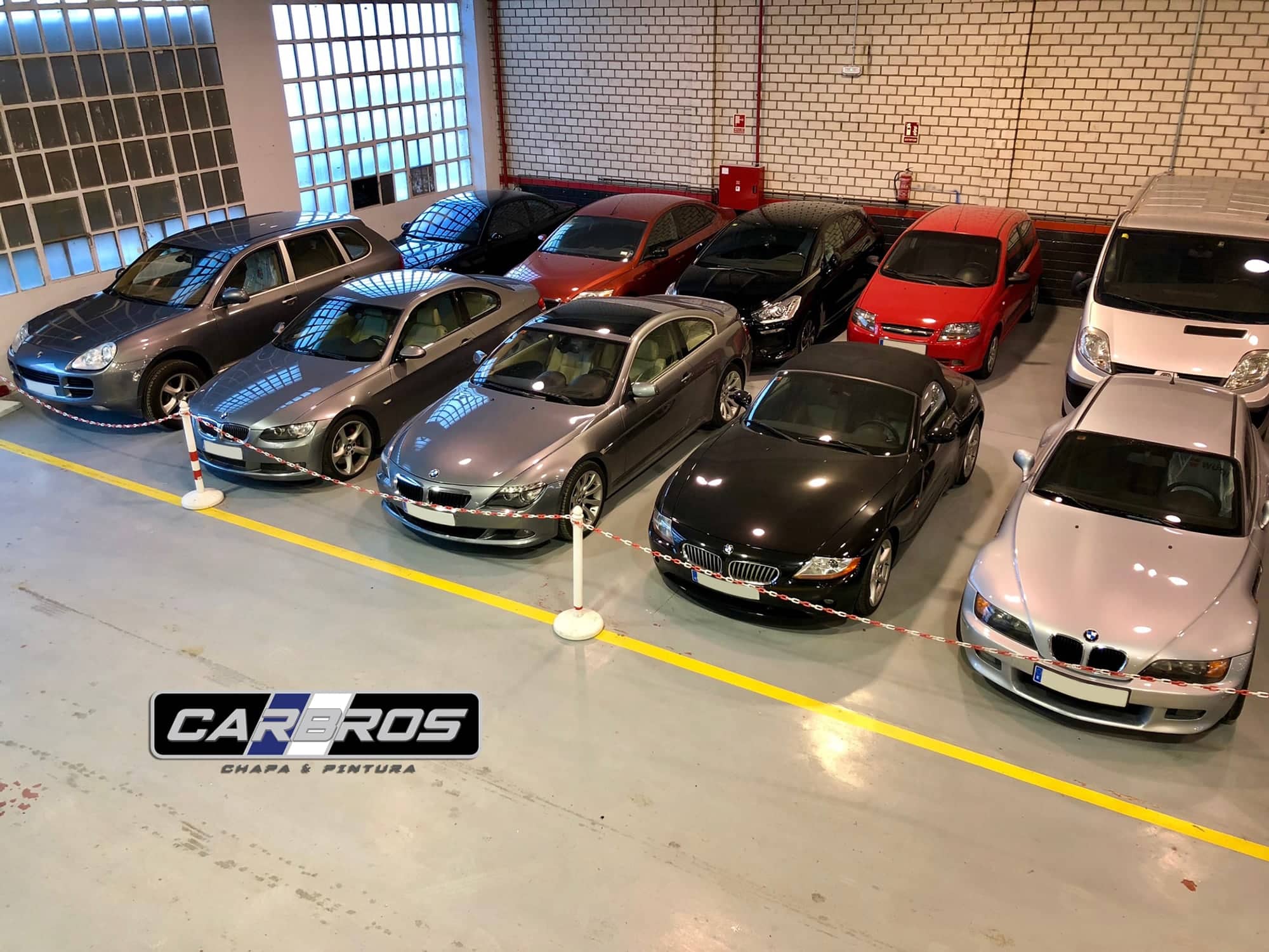 Coches aparcados en la nave de Car Bros